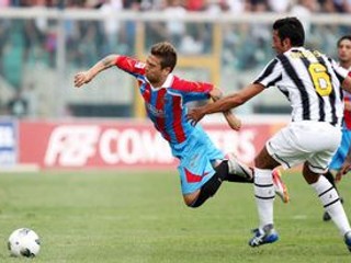 Hráč Juventusu Turín Fabio Grosso (vpravo) atakuje Alejandra Gómeza z Catanie v zápase talianskej futbalovej Serie A v Catanii.