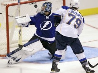 Hokejista St. Louis Blues Adam Cracknell strieľa víťazný gól na 4:3 za chrbát Tampy Jaroslava Janusa.