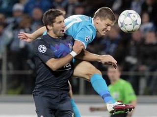 Hráč Zenitu Igor Denisov (vpravo) v súboji o loptu so Joaom Moutinhom z FC Porto.