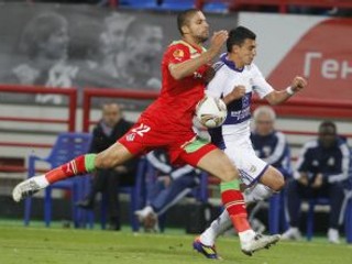 Manuel da Costa (vľavo) z Lokomotivu b súboji s hráčom Anderlechtu Matiasom Suarezom.