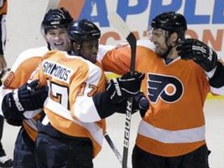 Spolu s Jágrom a Simmondsom sa teší aj Slovák Meszároš (vpravo).