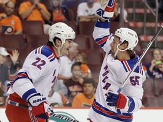 Andreas Thuresson (vpravo) a Brian Boyle z New Yorku Rangers.