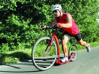 Na bicykli sedíte a zároveň utekáte, na kolobežke stojíte a zároveň utekáte. Dalibor Cisár tvrdí, že športová kolobežka je výborným doplnkovým športom pre bežcov, lyžiarov či pre hokejistov