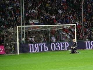 Ján Mucha dostáva gól od Rusov.