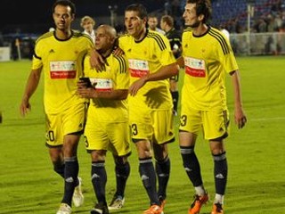 Robeto Carlos (druhý zľava) je hrajúcim trénerom Anži. ⋌