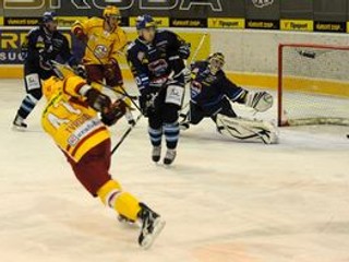 Martinského brankára Martina Mareka prekonáva útočník Trenčína Roman Tvrdoň.