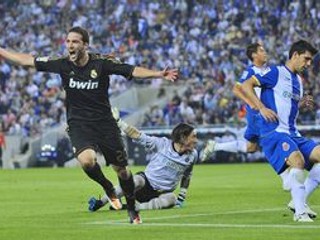 Gonzalo Higuaín (vľavo) z Realu Madrid oslavuje gól.