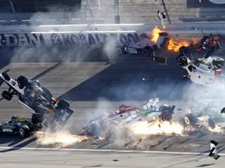 Auto Wheladona letí vľavo vzduchom.