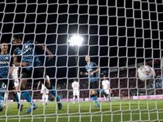 Útočník PSV Eindhoven Georginio Wijnaldum (druhý zľava) skóruje z nariadenej penalty.