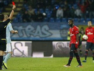 Červená karta pre Siaku Tieneho z Paris Saint Germain.