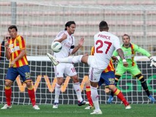 Kevin-Prince Boateng v drese AC Miláno skóruje v stretnutí Serie A na ihrisku Lecce.