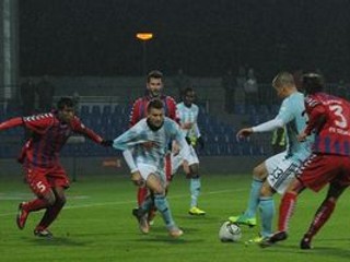 Vľavo Pedro Leal, pri lopte Filip Šebo, úplne vpravo Ján Gajdošík.