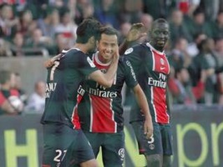 Útočník PSG Nene (v strede).