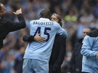 Mario Balotelli s trénerom Robertom Mancinim.