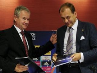 Tréner Vladimír Weiss s Františkom Laurincom pri podpisovaní zmluvy.