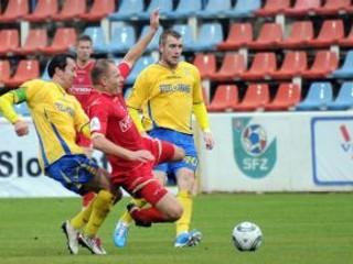 Milan Pavlovič (v strede) z FC Vion Zlaté Moravce v súboji s Košičanom Miroslavom Viazankom (vľavo).