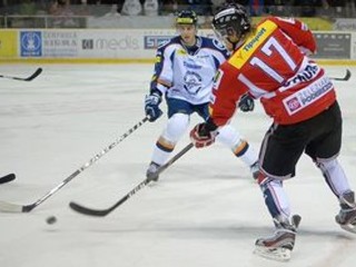 Obranca Košíc Marek Biro a krídelník Banskej Bystrice Ján Sýkora počas zápasu 15. kola hokejovej Tipsport extraligy medzi HC'05 Banská Bystrica - HC Košice.