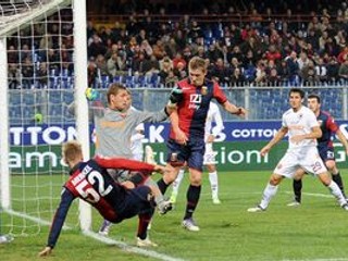 Juraj Kucka v drese Janova skóruje do bránky AS Rím.
