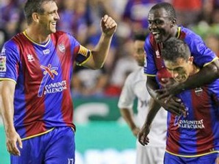 Tridsaťšesťročný kapitán Ballesteros (vľavo) má dôvod oslavovať.