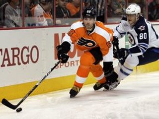 Jaromír Jágr v súboji s Nikom Antropovom.