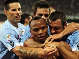 Hráč Neapola Juan Camilo Zuniga (v strede) oslavuje so svojimi spoluhráčmi gól do bránky Interu Miláno vo futbalovom zápase talianskej ligy Serie A v Neapole 15. mája 2011. Vľavo Slovák Marek Hamšík.