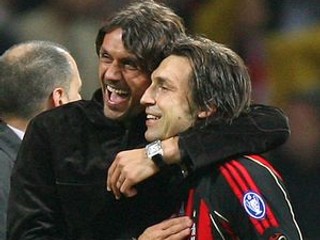 Andrea Pirlo (vpravo) a Paolo Maldini.