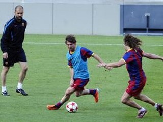 Pepe Guardiola sleduje svojich zverencov Messiho a Puyola.