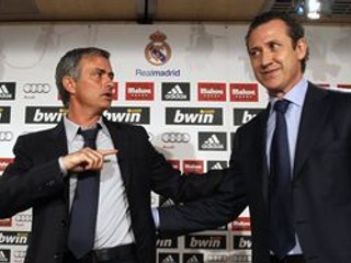 Jorge Valdano (vpravo) a tréner Realu Madrid José Mourinho.