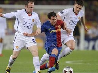 Messi v súboji s hráčmi Manchestru.