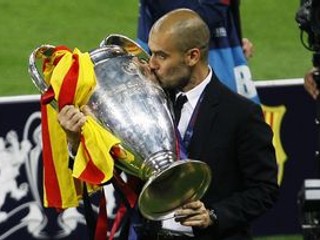 Pep Guardiola s víťaznou trofejou Ligy majstrov.