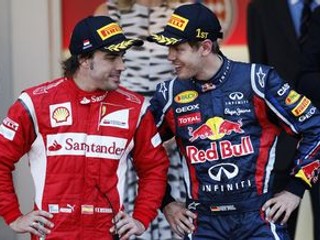 Fernando Alonso (vľavo) a Sebastian Vettel.