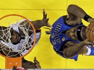 Brendan Haywood (vpravo) z Dallasu a Joel Anthony v druhom zápase finále NBA.