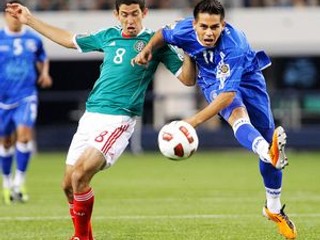 Israel Castro (vľavo) z Mexika v súboji s Rodolfom Zelayom.