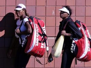 Serena (vľavo) a Venus Williamsové.