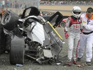 Na 24 hodí Le Mans ťažká havária McNisha na Audi R18