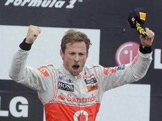 Jenson Button vyhral aj napriek tomu, že dostal defekt, penalizáciu a bol až šesťkrát v boxoch.