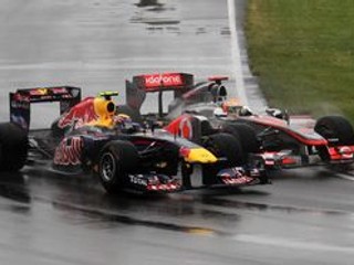 Hamilton (vzadu) pri predbiehaní Marka Webbera o súpera zavadil. Webber dostal šmyk, no preteky dokončil.