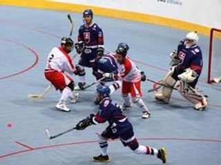 Slovenskí hokejbalisti zdolali Švajčiarsko, v skupine bez straty bodu