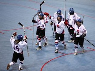 Slovenské hokejbalistky po jedinom góle v zápase s Kanadou.