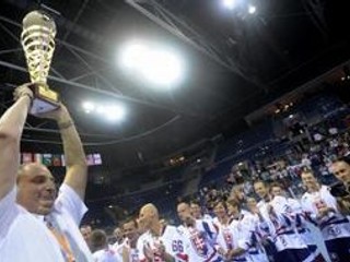 Tréner Roman Török s trofejou.