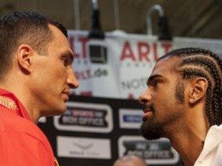 Vladimír Kličko s Davidom Hayeom po oficiálnom vážení pred sobotňajším duelom.