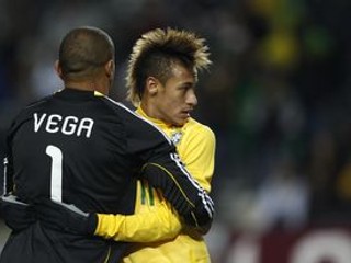 Neymar (vpravo) a brankár Venezuely Renny Vega.