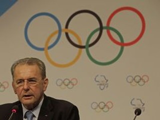Prezident Medzinárodného olympijského výboru Jacques Rogge počas tlačovej konferencie v juhoafrickom Durbane.