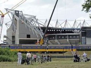 V Enschede spadla strecha štadióna, jeden mŕtvy