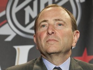 Komisár NHL Gary Bettman.