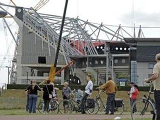 Spadnutá strecha štadióna v Enschede.