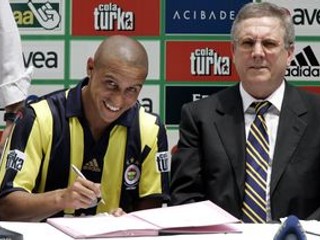 Prezident Fenerbahce Aziz Yildirim (vpravo)s Robertom Carlosom.