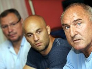 František Hossa (vľavo) s Pavlom Demitrom, v pozadí je Róbert Švehla.