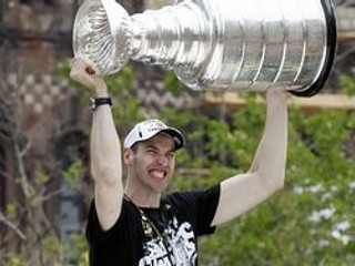 Zdeno Chára pri oslavách zisku Stanley Cupu v uliciach Bostonu.