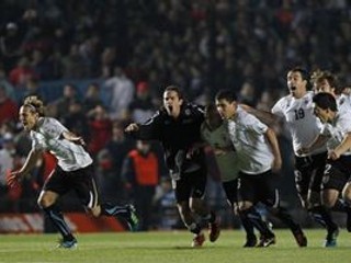 Futbalisti Uruguaja oslavujú postup cez favorizovanú Argentínu.